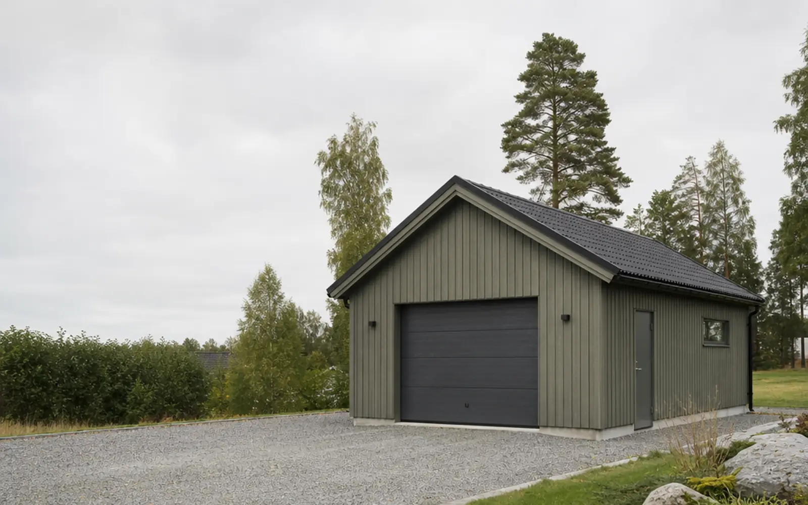 Attefallsgarage i trä vid villa på svensk tomtyta